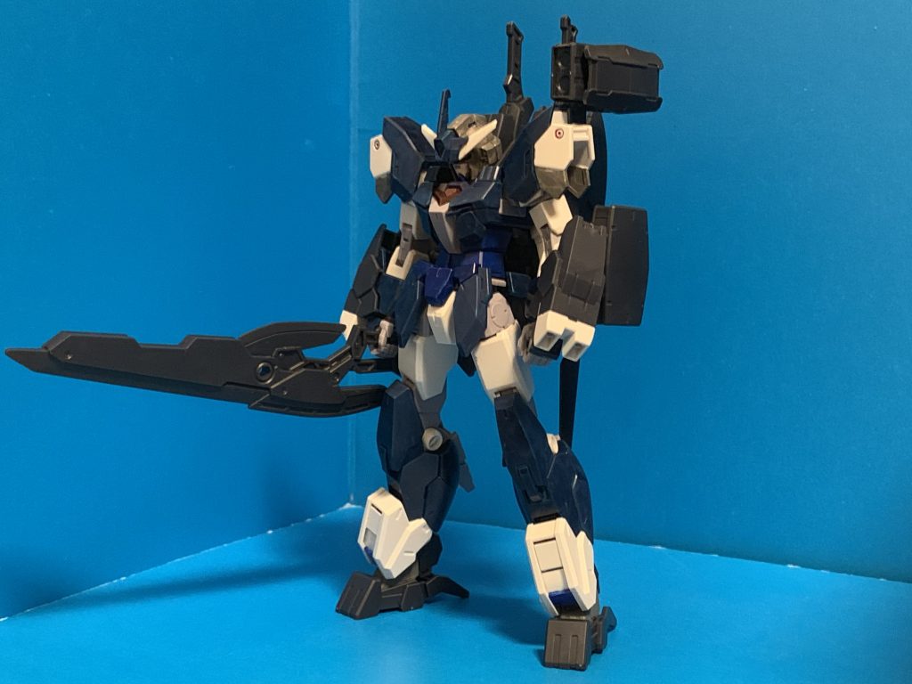 ホバー移動しながら大剣で殴り抜きたかったからヴィートルーにした。背中のミサイルランチャーの中身は煙幕弾で、煙の中でも頭部センサーで敵の位置はお見通しだ(と思うの)!