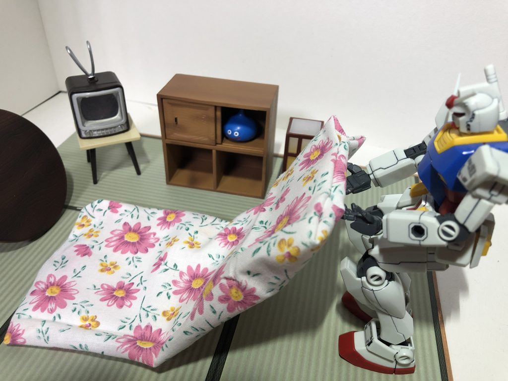 寝ガンダム–3枚目/制作者：石の湯