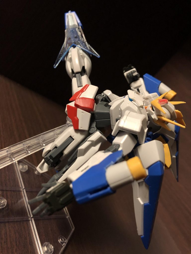 主武装のGNレガース
頑丈な素材の膝当てで蹴りなどの足技を繰り出し表面にGN粒子のビーム膜を形成し相手のビーム射撃を弾いたり蹴り返したり、ビーム射撃として飛ばせる