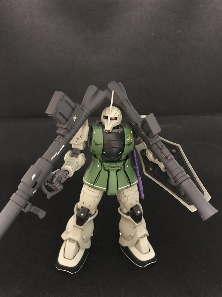 バズーカ二丁持ち。
デカールはシャア専用ザクⅠのデカールを貼りました。足の甲と胸部のラインデカールはうるさくなりそうなので不採用にしました。