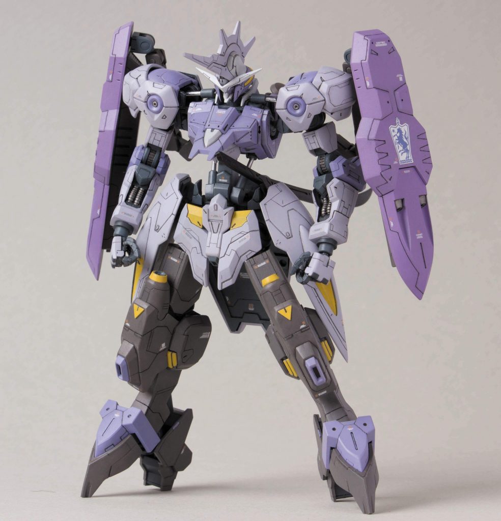 立ちポーズ。サイドアーマーが大きく、キットのままだと腕がハの字に開きすぎてしまうので肩関節を外側に延長させて腕の開きが自然になるようにしました。
それに合わせて腰や腕、太ももなど少しづつ延長させています。