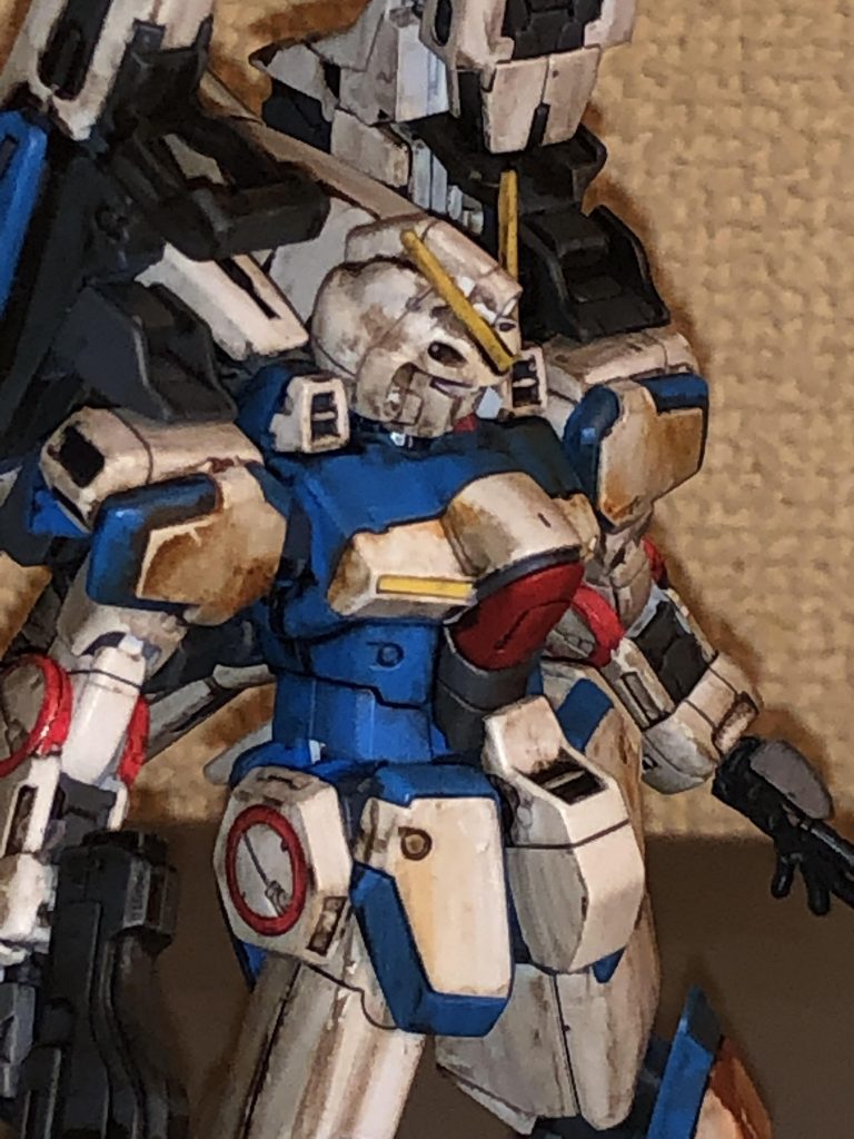 面積の大きい部位にはストレーキングや錆を入れて間を持たせました
デカールを貼るのも考えたのですが、今回はカラーイラストのように色を重ねることで情報量を上げていく方向で考えました