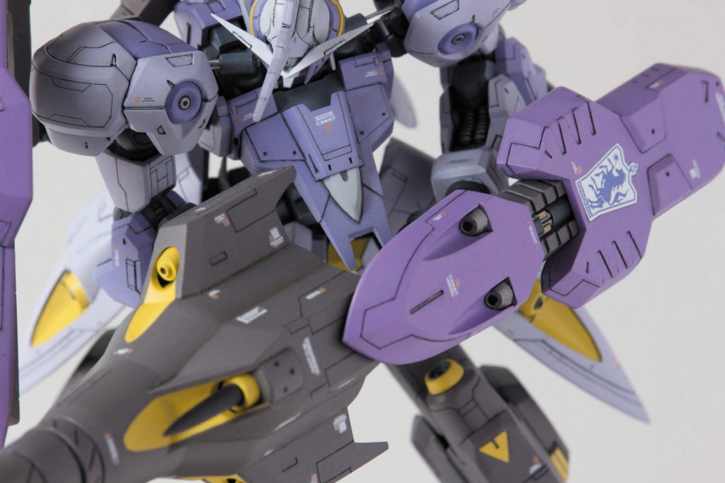 シールドを展開したときの弾倉部分も塗り分けています。