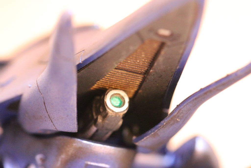 【メガ粒子砲】
いわゆる「口」の中も塗り分けました。細かいように見えて、意外と塗り分けやすいキットでしたので助かった。
あと銀剥げチョロのやり方を変えました。今まではスポンジだったんですけど、今回は爪楊枝。その方が細かく、狙ったところに塗装できます。