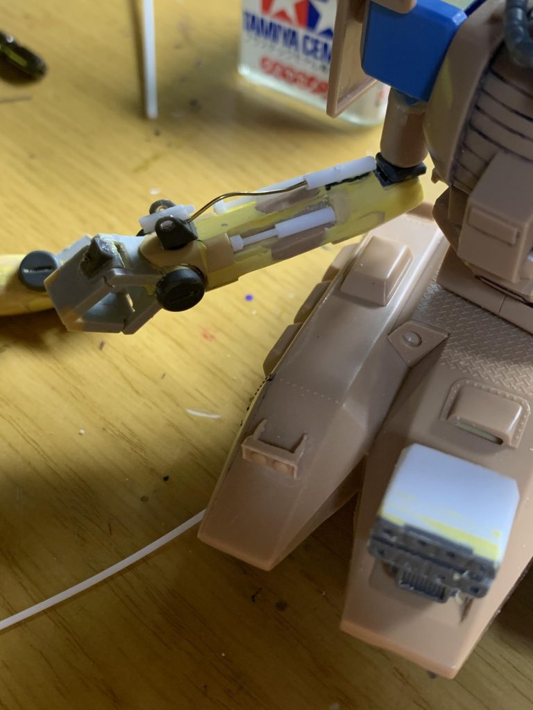 シリンダー部は極細のプラ棒や、真鍮線で制作。二度とやりたくない。