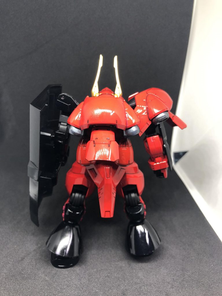 ヘルムヴィーケ・リンカーの肩パーツは見方によってはバックパックにもなりそうだと思ったため、一部加工して背部に取り付けました。