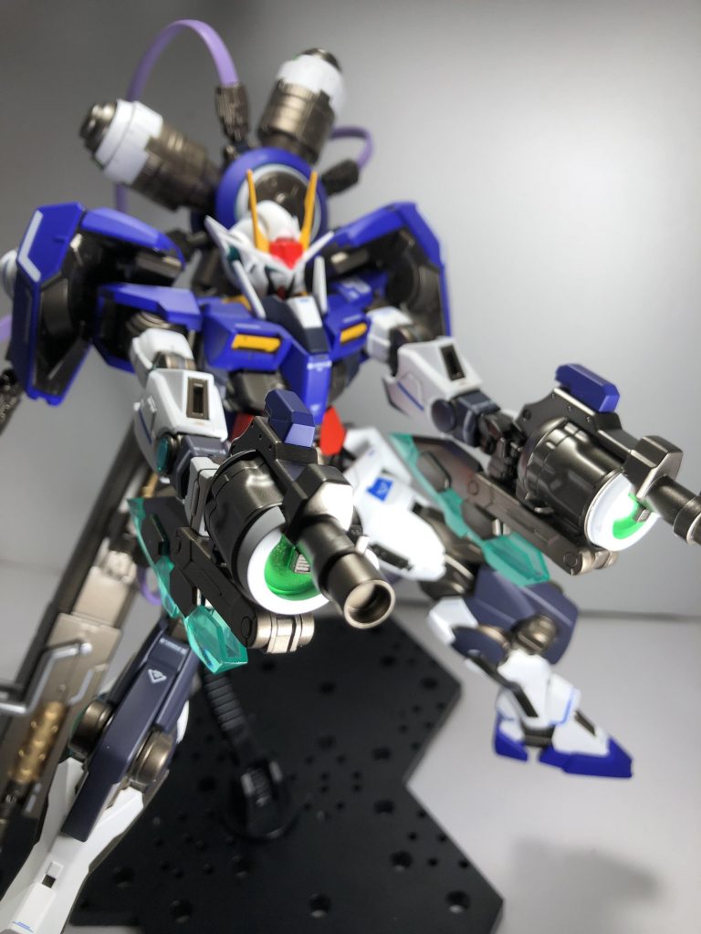 GNビームガン。ダブルオーの世界観に合うように銃のGN粒子貯蔵タンクにレンズをつけました。市販のバーニアパーツと、ダブルオースカイの余ったクリアパーツを使用してます。