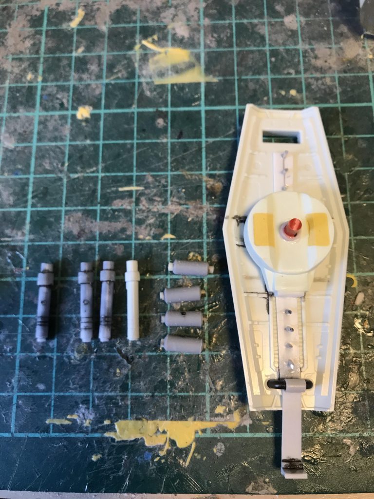 白いのが純正のサーベルであとの3本はプラパイプ、プラ棒でつくりました。
機雷も同じ手作りです。
機雷はただ切っただけではなくて面取りしてます。
無いなら作る精神で。