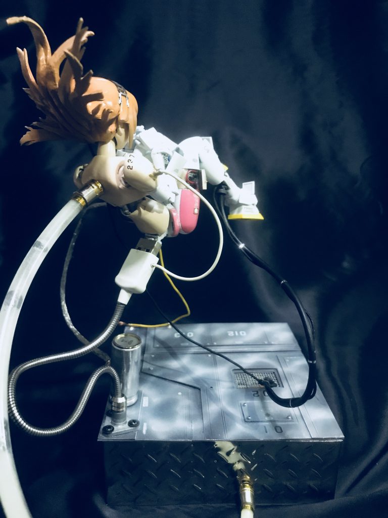 背中のパイプには蓄光パウダー入りのレジンが入っており暗闇では光ります。