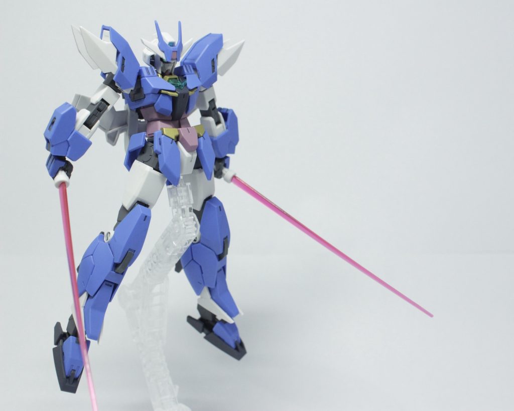 アースリィでアクション。
肩が特に顕著ですがいろんなところをシャープ化してます。