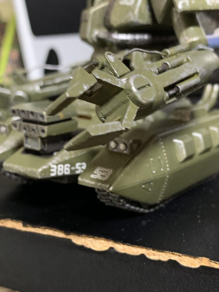 ロケットポッドは自己解釈品。腕部の大型ストンパーは開閉が可能。