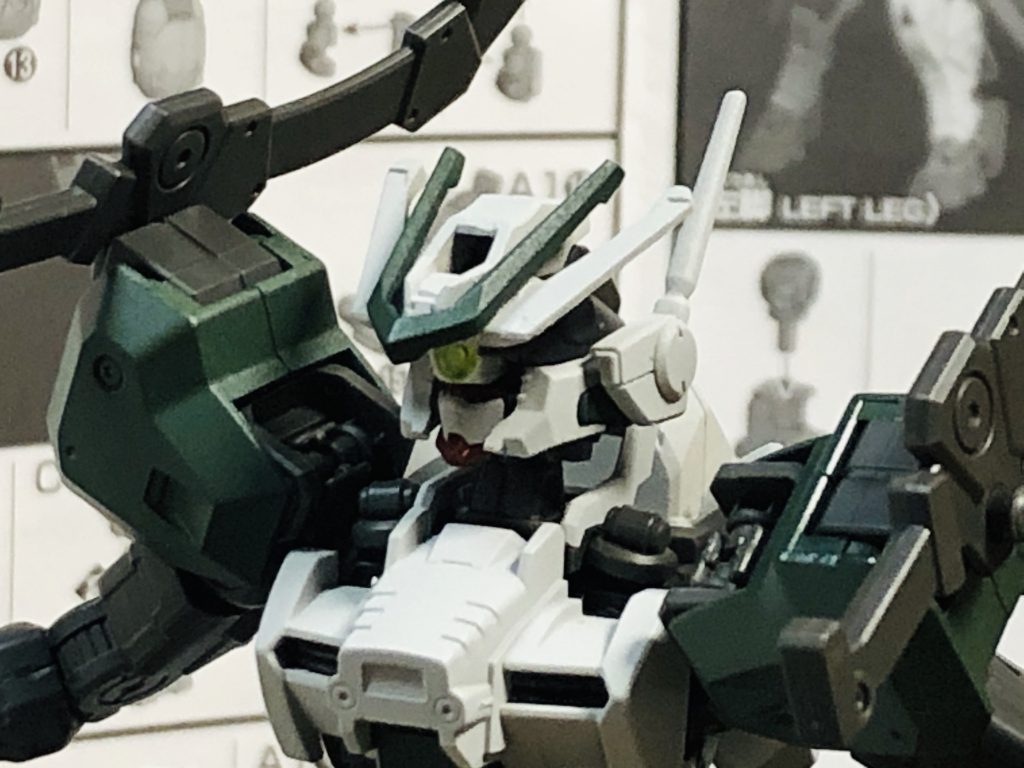 他のガンダムとは珍しいモノアイを採用した頭部。有効範囲の広いエイハブレーダーやマルチロックオンユニット、視認距離100kmにも及ぶ超望遠大型カメラアイが一つの頭部に集約している