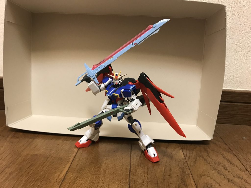 機体名:デスティニーインパルスガンダム全高:17.1m重量:19.4tデスティニーシルエットを装着した超攻撃形態にして、インパルスガンダムの強化形態。DG細胞の力で誕生した形態でありながら、「DG細胞を破壊する」という特殊能力を持つ形態であり、DG細胞で構成されたMSを一撃で撃破する事さえも可能とする。ただし、敵の特性・耐性によっては通用しない場合もある。