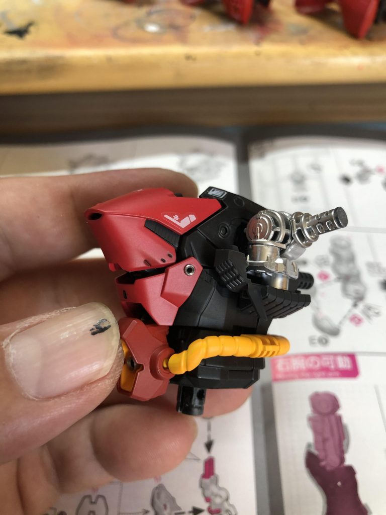 マーキングシールの上からフラットクリアーを吹いています。