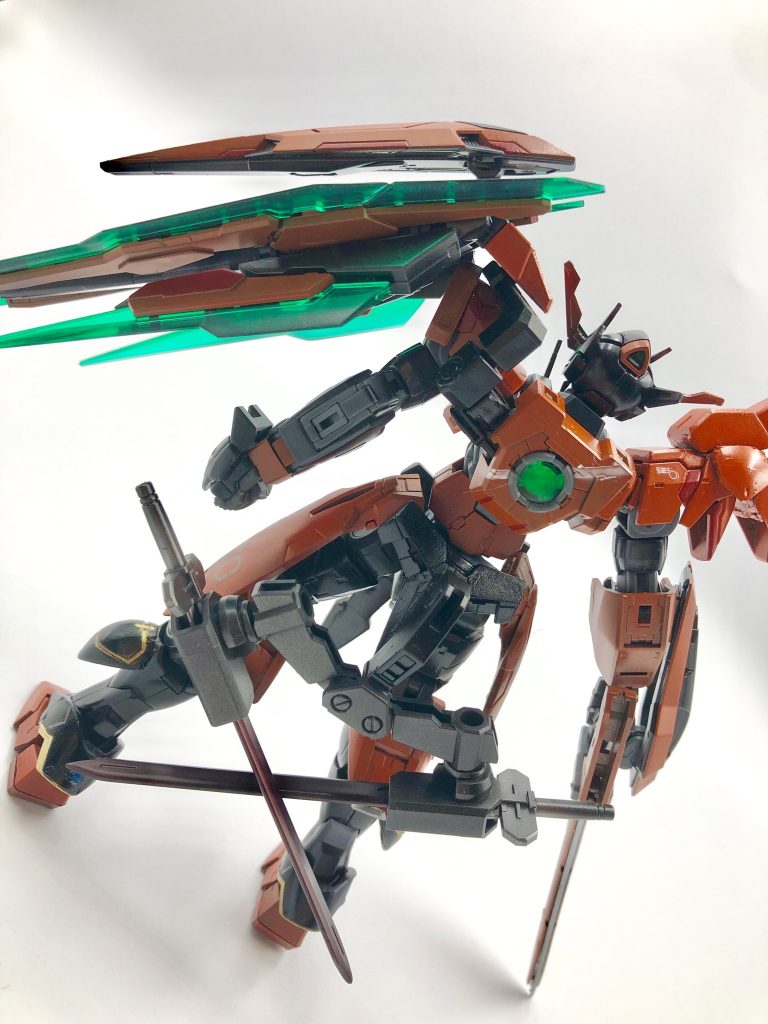 バエルの腰のパーツ、バルバトスの肩パーツを脚部へミキシングしてます。
隠れてしまいましたが、膝裏にはバーニアも付いています。