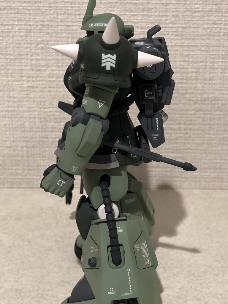 左サイドから。太腿に合わせ目が出ましたが段落ちモールド加工にしました。初めてやったので細かく見ると要修行です。また膝関節のホワイト部分は可動が厳しく動かすと干渉し塗装が若干剥げています😭写真では上手く誤魔化しています😊