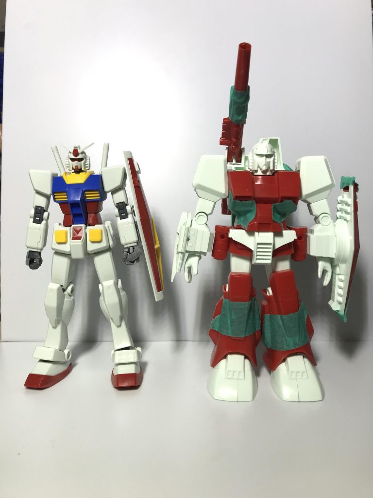 単独の写真を撮り忘れたのでミキシング用に撮ったパーフェクトガンダムと一緒の写真です。
素組みです。