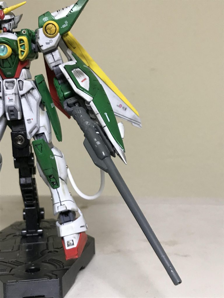 左腕のシールドランチャーは
バスターライフルが 威力とエネルギーが
負担で 数回しか打てない為、
通常兵器として 装備しました。
なお シールドランチャーは
ファーストガンダムのビームライフルと
ほぼ同じぐらいの威力です。