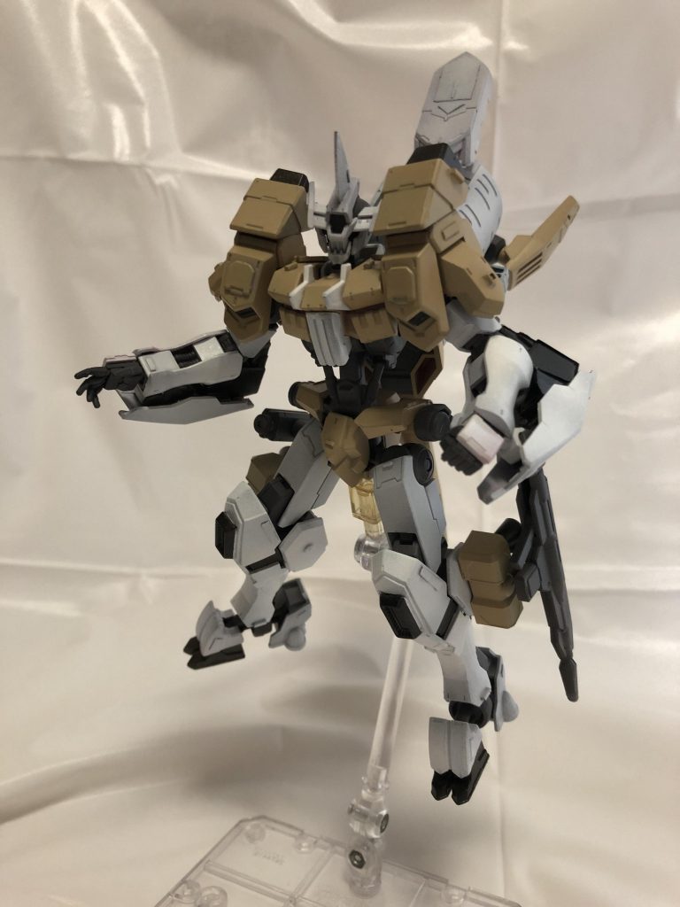 ## スミ入れ、パステルシャドウ前

上述の通りカラーリングは実際の愛犬のものを参考にしつつ、ガンダムとして違和感ないように配色してます。
リベイクと同じようなカラーリングだと気づいたのは塗装して組んだ時でした。

ガンダムへの変形機構が搭載されていることを知らなかった母はこの姿を見てかなり驚いていました笑