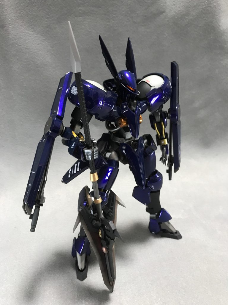 腰アーマーに「SIKA」とデカール貼ってます。
「あの、俺の機体なんで、さわんないでもらえますか？「SIKA」って書いてるでしょ」
ってカルタイシューに言う妄想。