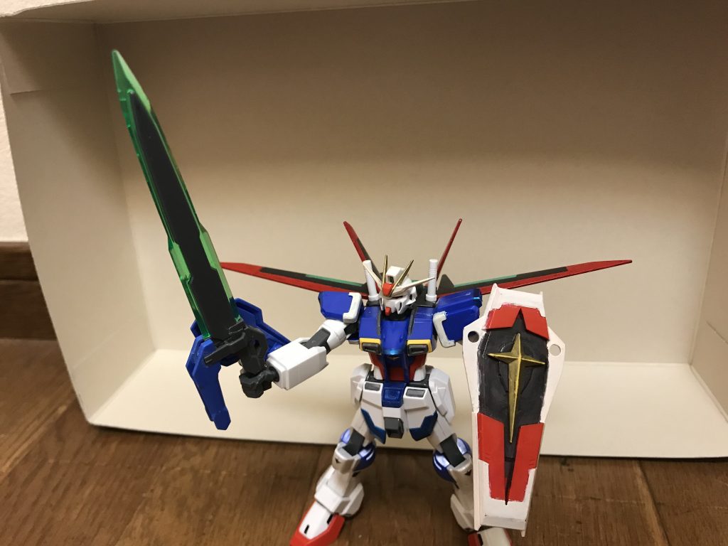 武装後述する主武装のプリズムソードとハイパーインパルスシールドは、通常はシルエット内部に粒子化して収納しており、必要に応じて手元に召喚できる。 プリズムソード実体剣・ビームライフル・シールドを組み合わせた複合武器。詳しくは後述。ハイパーインパルスシールドビームシールド発生装置が内蔵された専用シールド。詳しくは後述。ビームサーベルシルエットに装備された2本のビームサーベル。フォースシルエットのそれを遥かに上回る出力と攻撃力を誇るものの、プリズムソードという主武装の存在から、予備兵装としての意味合いが強くなっている。機関砲素体形態より引き続き使用可能。こちらも威力が大幅に強化されており、PS装甲を持つMSさえも撃破するほど。最大の変化として、アルティメット細胞動力エンジンからの弾薬生成が可能になり、弾薬数に制限が無くなっている。威力調整も行えるようになり、対人用、牽制用、MSの撃破など、今までよりも遥かに幅広い運用が可能になっている。対装甲ナイフ素体形態より引き続き使用可能。こちらも切れ味が大幅に強化されており、エネルギー供給を行わない状態でも、PS装甲やナノラミネートアーマーを持つMSさえも斬り刻むほど。エネルギー供給を受ける事も可能な為、切れ味の底上げも可能。ただし、プリズムソードという主武装の存在から、予備兵装としての意味合いが強くなっている。高エネルギービームライフルインパルスシールド素体形態より引き続き使用可能だが、これらは性能に大きな変化は無い。また、プリズムソードという主武装の存在から、予備兵装の意味合いが強くなっている。この形態では、素体形態と同様の徒手空拳とカウンターを主体としたスピーディーな格闘戦に加えて、後述の超分析能力による本機の分析・解析力を用いて常に先手を取り続けながら防御・剣戟・射撃を的確に使い分けて攻撃する質実剛健かつ全く無駄の無い攻防戦を得意としている。また、攻撃力と防御力の高さを生かして、上記の回避とカウンターをメインにしたスピーディーな戦い方と真逆の、被弾を気に留めずに正面から突破する「肉を切らせて骨を断つ」戦法に瞬時に切り替えられる強みを併せ持つ。必殺技インパルスキック右脚に虹色のエネルギーを収束させたジャンプキック。もちろん、威力は大幅に強化されている。プリズムチャージスラッシュプリズムソードの刀身部に虹色に輝くエネルギーを収束させて敵を斬りつける。レインボーファイナリュージョンハイパーインパルスシールドから虹色の8本のビームを広範囲に放つ。