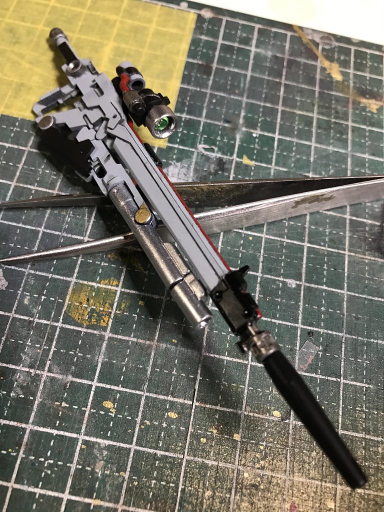 銃器です。
スコープ部の基部にメタリックカラーのアルミ。
そこにクリアグリーンを重ね、UV硬化のクリアジェルを盛りました。