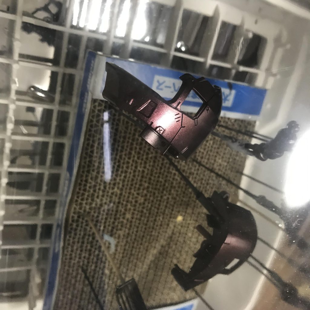 制作に夢中になりすぎて途中が一枚しかない（笑）
メタリック系の方が鱗表現に適していそうだったので、黒立ち上げからのシルバーラメ、その後ディープレッドを吹きました！