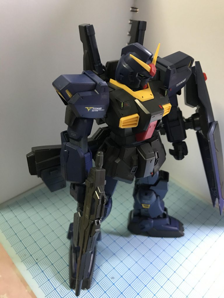 【完成直後】
首と顎の接続部を削って、可動範囲を少しだけ広げています。
レッドチップはランナータグを加工して作った物を貼っています。