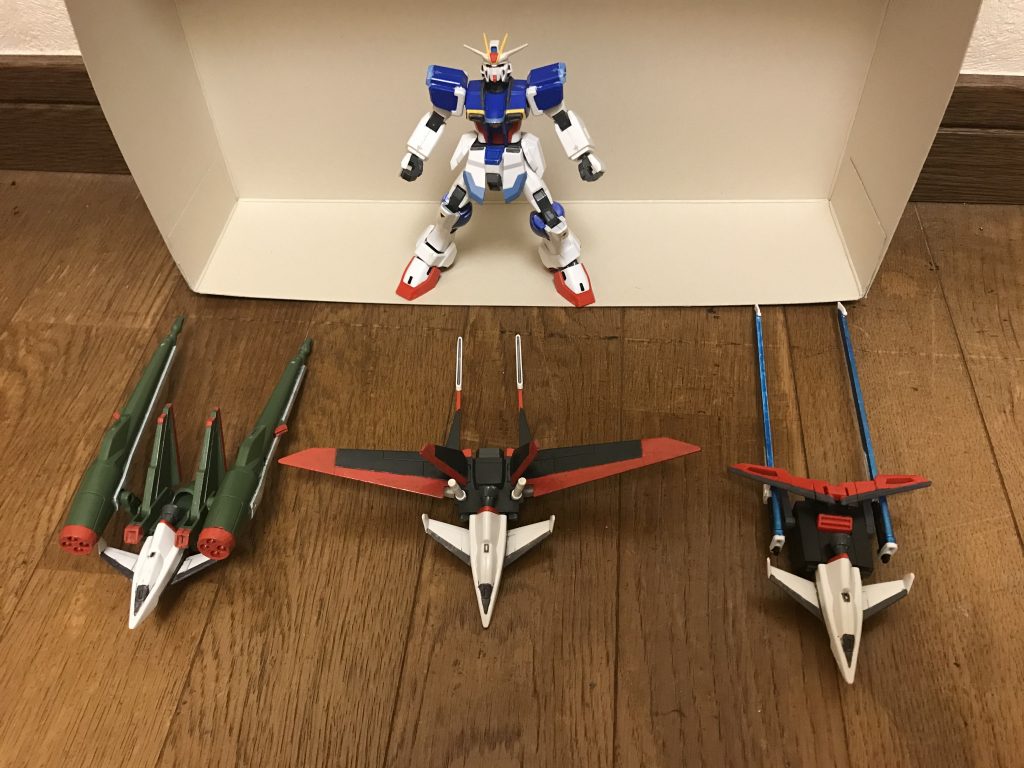 シルエットシステムザフト軍が設計図を盗む前から存在する武装換装システムであり、ザフト製のシルエットとも互換性がある。一方でザフト軍も、シルエットシステムを独自に発展させており、後にその技術を手に入れた事で、シルエット自体も新規設計されている。本機が使用するこれらのシルエットにもルナチタニウム合金を採用されており、高い防御力を実現しており、全シルエット共通で、大気圏内での完全な飛行能力を備えている。ちなみに、本体がVPS装甲ではない為、当然ながらシルエットを装着しても本体は変色しない。既存のシルエットは、高機動戦用のフォース、格闘戦用のソード、砲撃戦用のブラストの3種類。