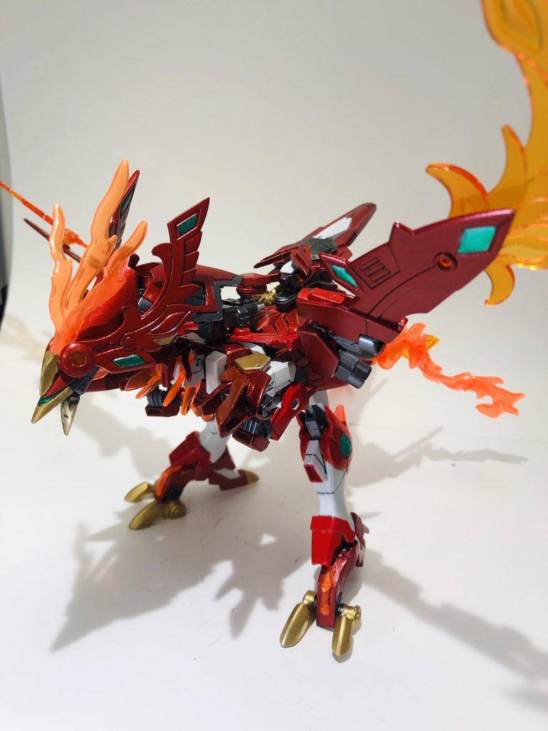 変形!
*大火鳥型MB『朱雀』*
ヴァーミリオンとスザクが合体し、スザクが操縦する鳥型の形態。
脚部が強化され、空中からの爪攻撃などの格闘をメインに戦う。
ハイパーモードの継続時間が伸びており、合体により高い戦闘力を長く維持できるようになった。
これがホントのバードモード!なんつって。
シルエットはそこまで変わらないものの、大型化によって強化された感じが出てる…といいなぁ。
さらに、もう一体ご紹介しましょう!