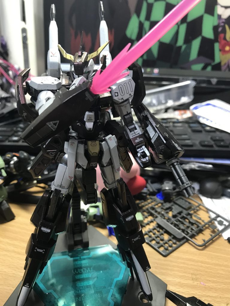 腕部ビームサーベル
 即応性を高めるため、持ち替える必要のない腕部内蔵型になっている。