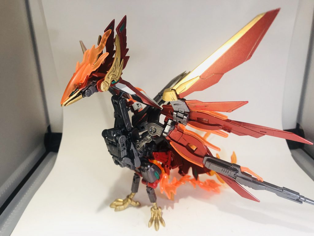 *神鳥型MB『鳳凰』*
スザクとオオトリが合体した形態。
操縦はオオトリ、火器管制及びエネルギー制御をスザクが行う。
2つの「太陽石」が共鳴し通常の10倍以上のエネルギーが生産されるため、常に放出していないと機体が自壊する。言い換えると常にハイパーモードになっている状態となる。
また、必要に応じてヴァーミリオンに武器を物理的に転送する(要は投げつける)。
別名、空飛ぶ武器庫。
鳥と鳥が合体!(下ネタではない)
2体作ってみて、合体したら面白いかと思ってやってみましたが…かなりの難産でした( ;´Д`)
単体で完結してる2つを無理やり1つにするってのは結構難しかった…。