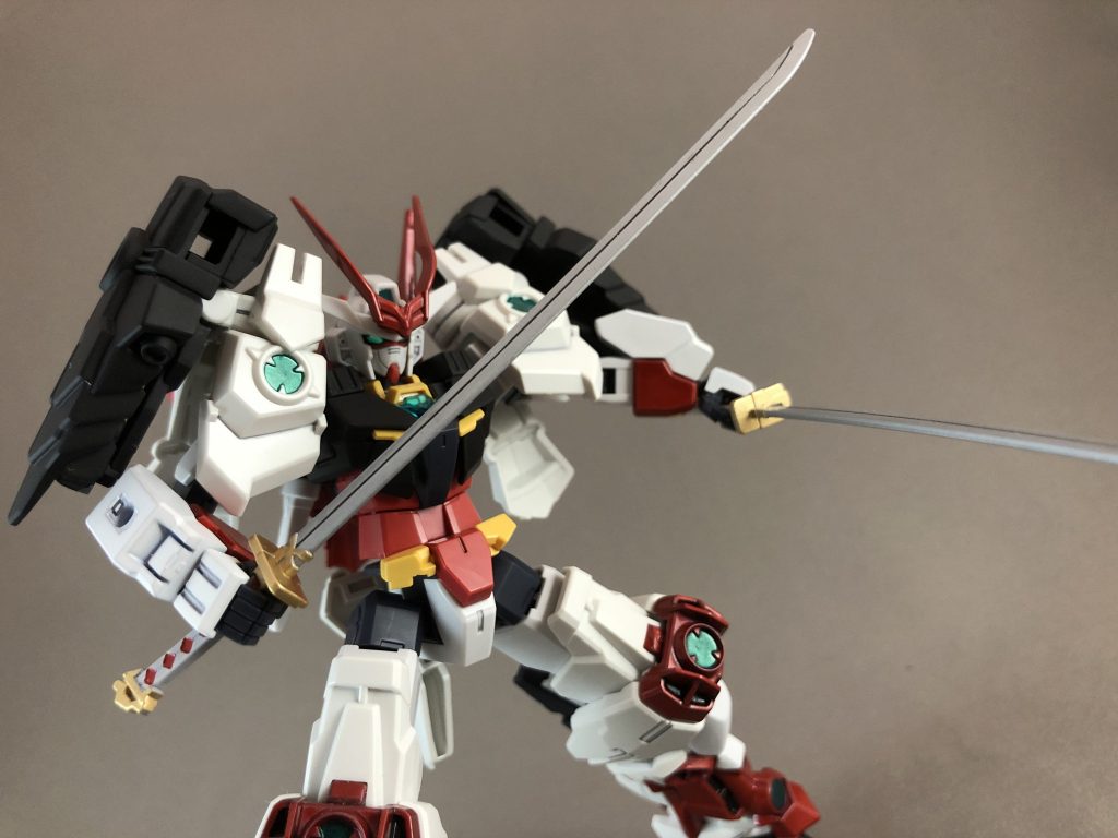 肩アーマーが大きいのと、刀の持ち手とコアガンダム の握り手のサイズが合わないのとでポーズが限られるのは玉に瑕。