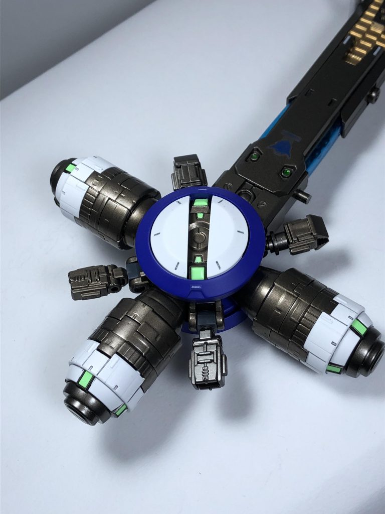 GNフィールド発生装置です。中心はバンダイビルダーパーツのレドームを使用。メカ部はエクシアのGNソードのシールド部分の中身を使用。