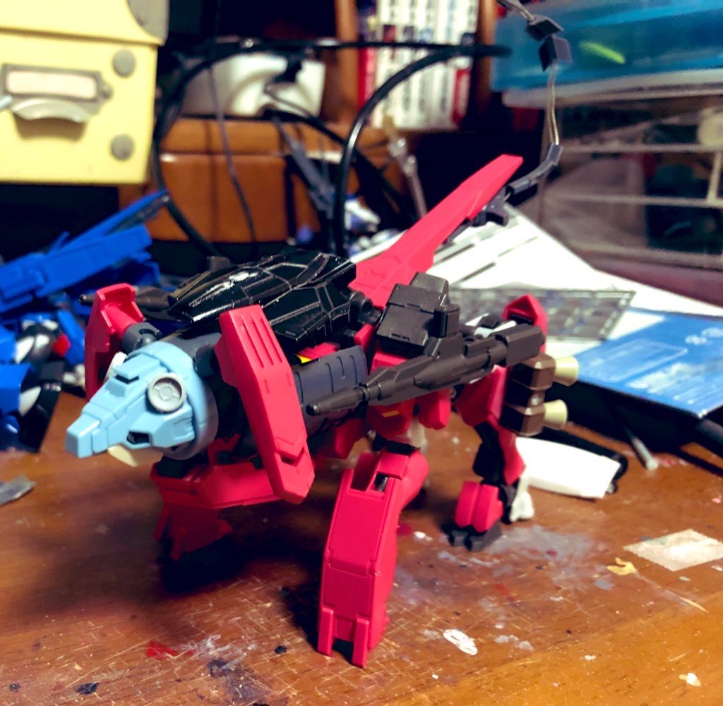 ## ミキシング過程

製作に取り掛かったのは愛犬カレラが手遅れだと知った時でした。
すぐに形はできたのですが……色々あってなかなか進まず。彼が生きてるうちに完成することはできませんでした。
塗装が終わったのが四九日ちょうどの時でした。

色から見てわかる通り、かなりのパーツがフラウロスのものです。
本来のかかとは前足に。
バックパックの一部はボールデンアームズでつなぎ、垂れた耳に見立てております。

肝心な変形時の頭部はプトレマイオスアームズそのもの。ニャイアガンダムのような可愛らしさを意識していたためなかなかいいパーツが思い浮かばず。
そんな折に積んでいたプトレマイオスアームズを見つけてちょうど口開くしビーム出せるならフラウロスの変形の意味は失われないなと笑笑

太腿のブースターは余ったマグアナックのもの。
肩や腿のバーニアの配置はゾイドなどを参考にしました。
そのためこの姿を見た母は「ゾイドみたい」と一言。
*……あながち間違ってない。*