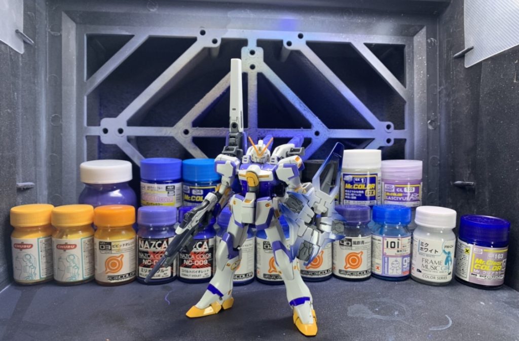 使用した塗料と一緒に〆。


今回はセカンドVのカラバリということで、サクッと作ってみました。また、それだけでは面白みにかけるなと思い光の翼とビームシールドを作りました。

作品名のBrはブローディアの頭文字からとりました。ブローディアは紫色の花を咲かせる植物で本作のモチーフです。


閲覧ありがとうございました。