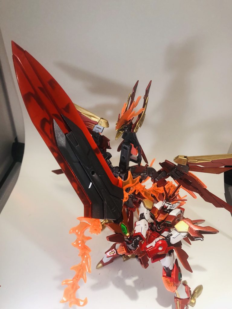 *「カグツチ・オオトリノツルギモード」*
カグツチと紋章、ホムラ×2を組合せてできる、超大型の剣。こちらも鳳凰からの供給が必要だが、振り下ろしただけで凄まじい破壊力となる。
ギミック2つ目。
初期の必殺技として出ていた案でした。
ここまで大きいと持て余すけど、必殺技ならありかな、と。
いよいよ、ラストはヴァーミリオンの切り札!