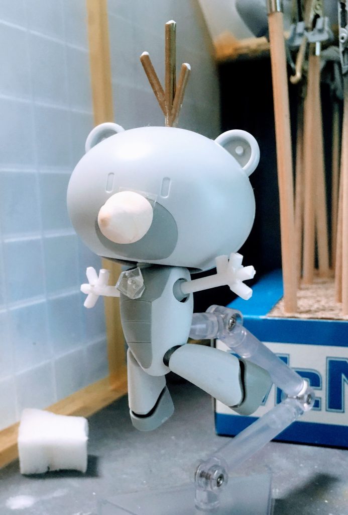 人参はエポパテ、頭や手の枝は、100均ショップのイミテーション植物やプラ棒から。