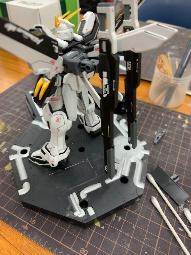 ゴッドガンダムのフィールド発生装置は、白部分のみを向きを変えて接着。爆王頑駄無というかV2をイメージしてます。