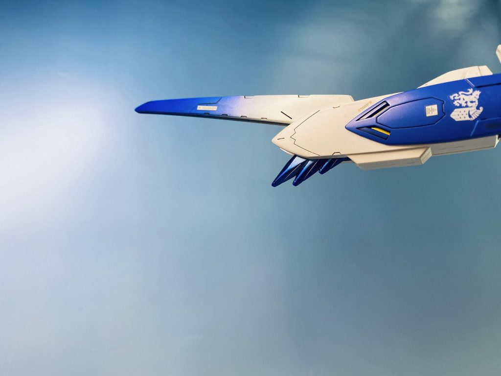 翼はブライトロイヤルブルー、先端はクリアウルトラマリンブルーでグラデっぽく練習…
バーニア?部分はガンメタで先端をシルバーに塗装した上からクリアブルーで塗装しました。