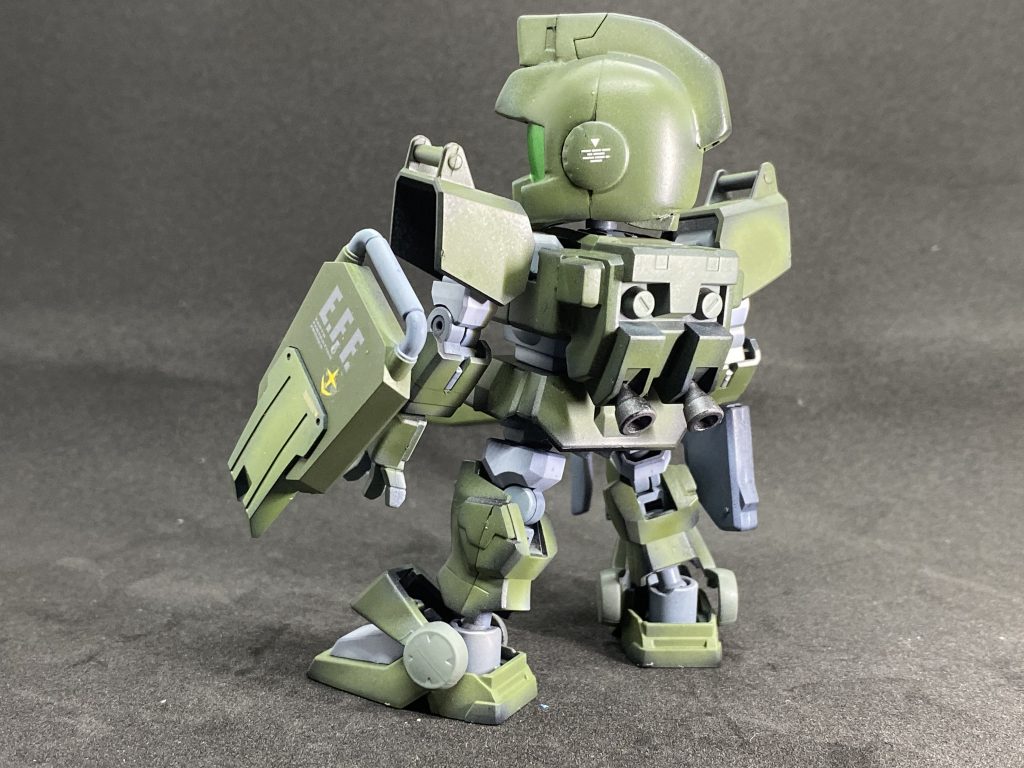 頭は、頬ダクトと、ゴーグルだけかと思えば、トサカやら、襟足やら、結構違うんですね。
耳もちょっと形が違うようですが、まあ、バレないかなと笑