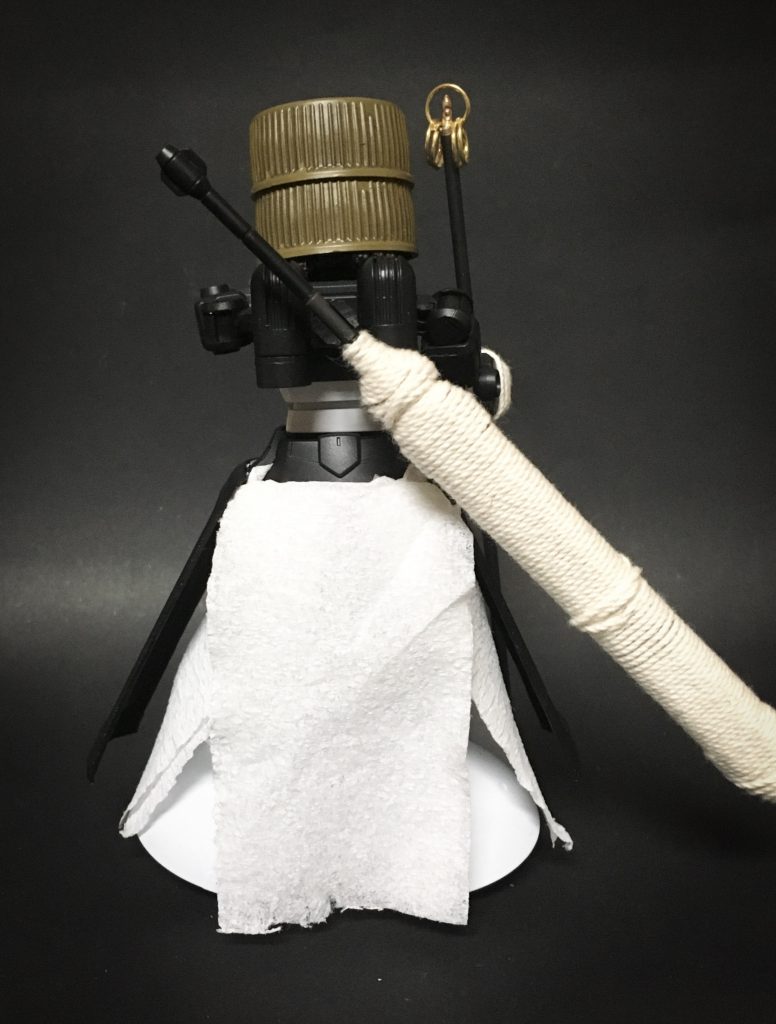 魔棍 花火
その殆どが炎のミスライト鋼で構成された棍棒
操手が師匠から譲り受けた武器で作者は不明。
制御に難があり最大出力を出そうとすると機体を巻き込んで大爆発を起こす可能性があり通常は制御用の縄を巻き付け暴走を防いでいる。