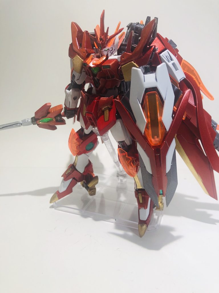 *オオトリ合体形態(通常モード)*
ヴァーミリオンとオオトリが合体した姿。
スザク合体時より機動力は劣るが、火力が大幅に上がっており、対多数の戦闘を得意とする。
翼を畳んだ通常モード、マントの様にして全身を覆う防御モード、広げたハイマットモードなど、翼を使って様々な状況に対応する。
通常モードはゼロ炎に近い姿になるようにしつつ、翼を柔軟に可動させて変化を出せるようにしました。
枚数の関係でそれぞれ用意できないので、武装と同時にご紹介(^_^;)