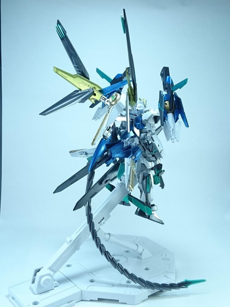 そして第三形態はサイコ・ウェーブを全面解放した状態であり、この形態になると前記二形態を上回る性能を発揮できるが、機体とパイロットの安全性は保証されていない。