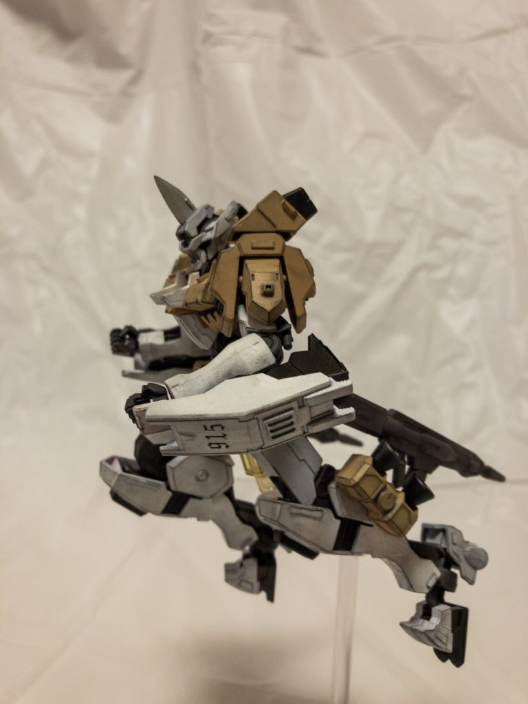 ## 軽装モード

偽装シュツルム・ブースターをパージした姿。
全身に増設されたバーニアにより、ベース機とは違う高速戦闘が可能である。この場合は両手の盾をシールドバッシュやグローブのように扱い戦闘を行う。
しかし本来作られた目的が目的なため、この形態になることは滅多にない。