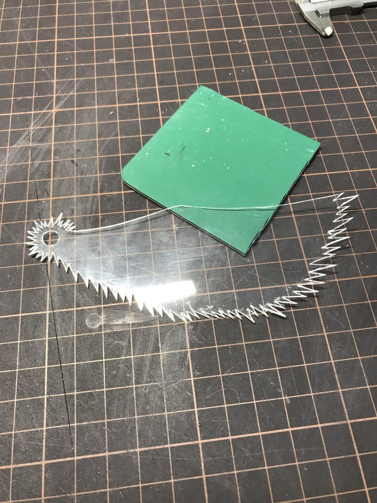 透明プラ板をテキトウにカットしてます😆