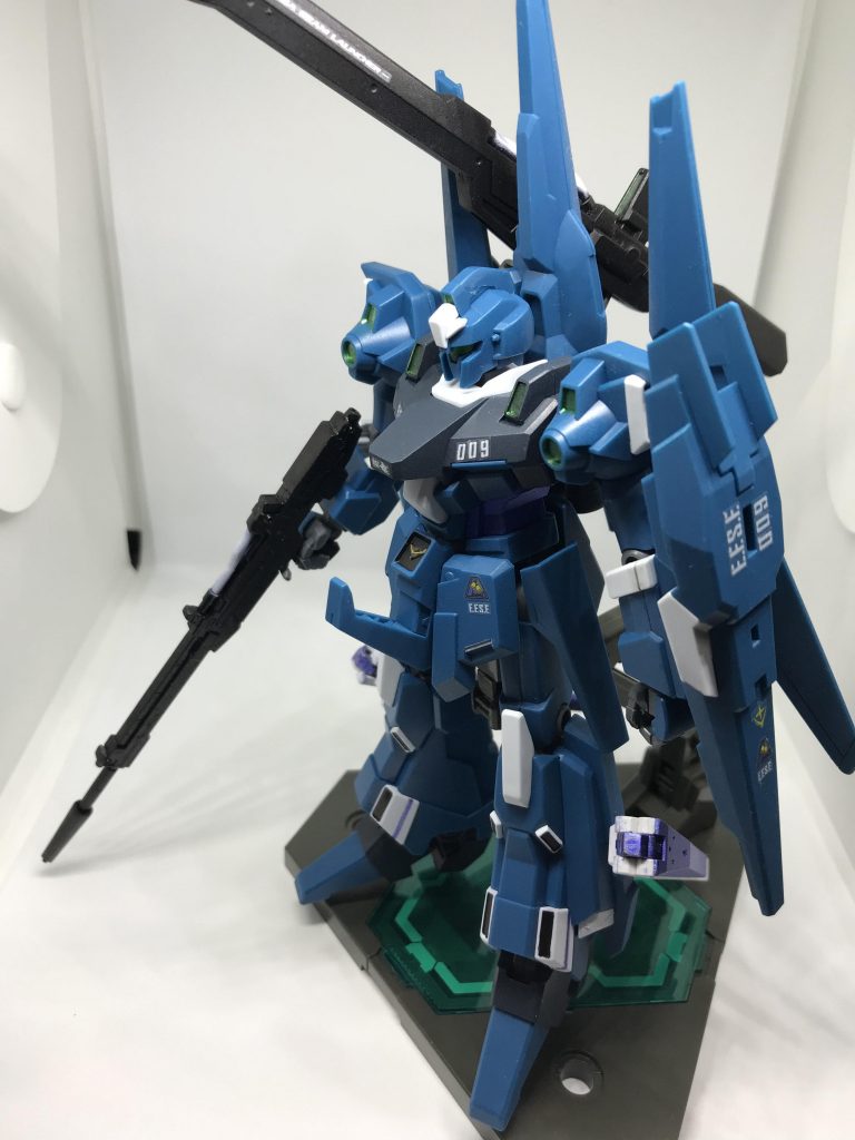 ガンダムマーカーから色を取って筆で部分塗装しようと試みましたが上手く行かなくてマーカーで塗装しました