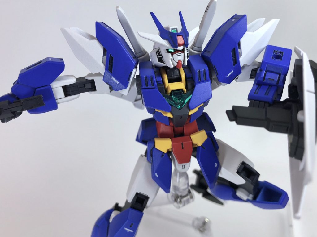 合体ギミック持ちながら可動域、合体後のポロリといったストレスは皆無
全身のツノでスパルタンな外観ながら、それでいて飽きの来ないスタンダードな出で立ちのガンダムだと思います