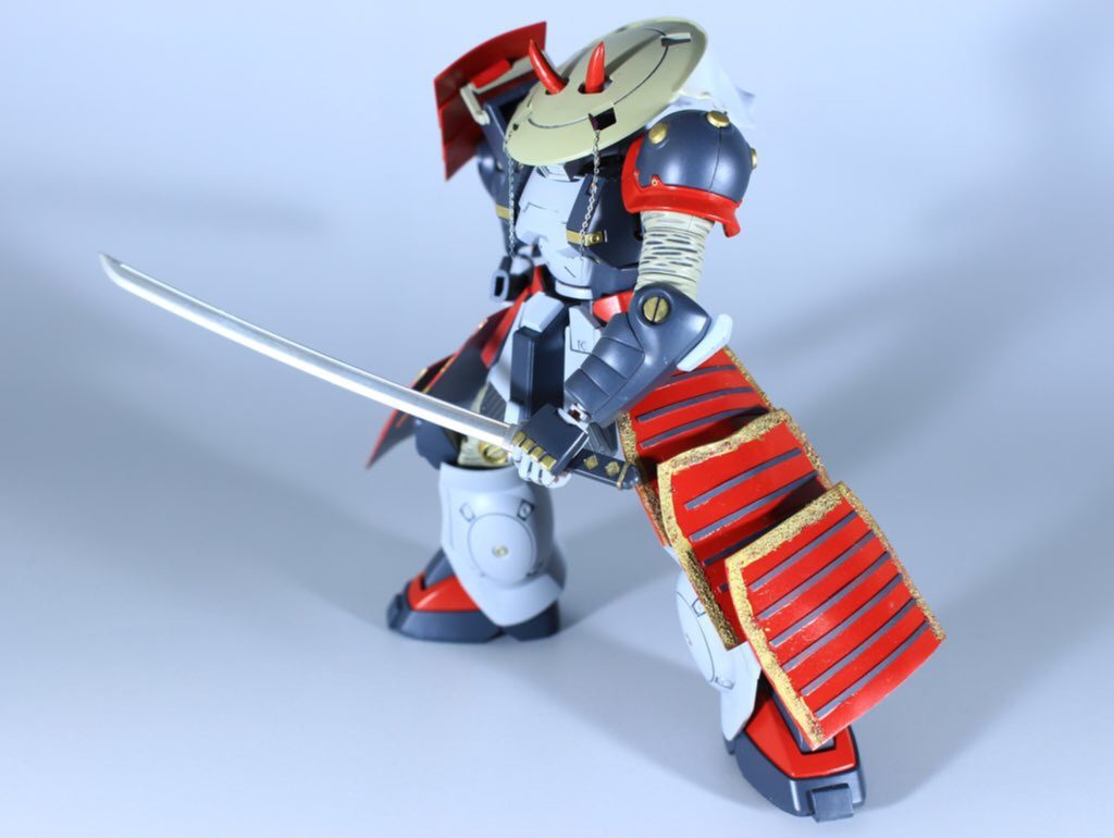 サムライをイメージしています。笠を被せたことでだいぶ近づけたかと思います。名の知れぬサムライって感じで好きです笑