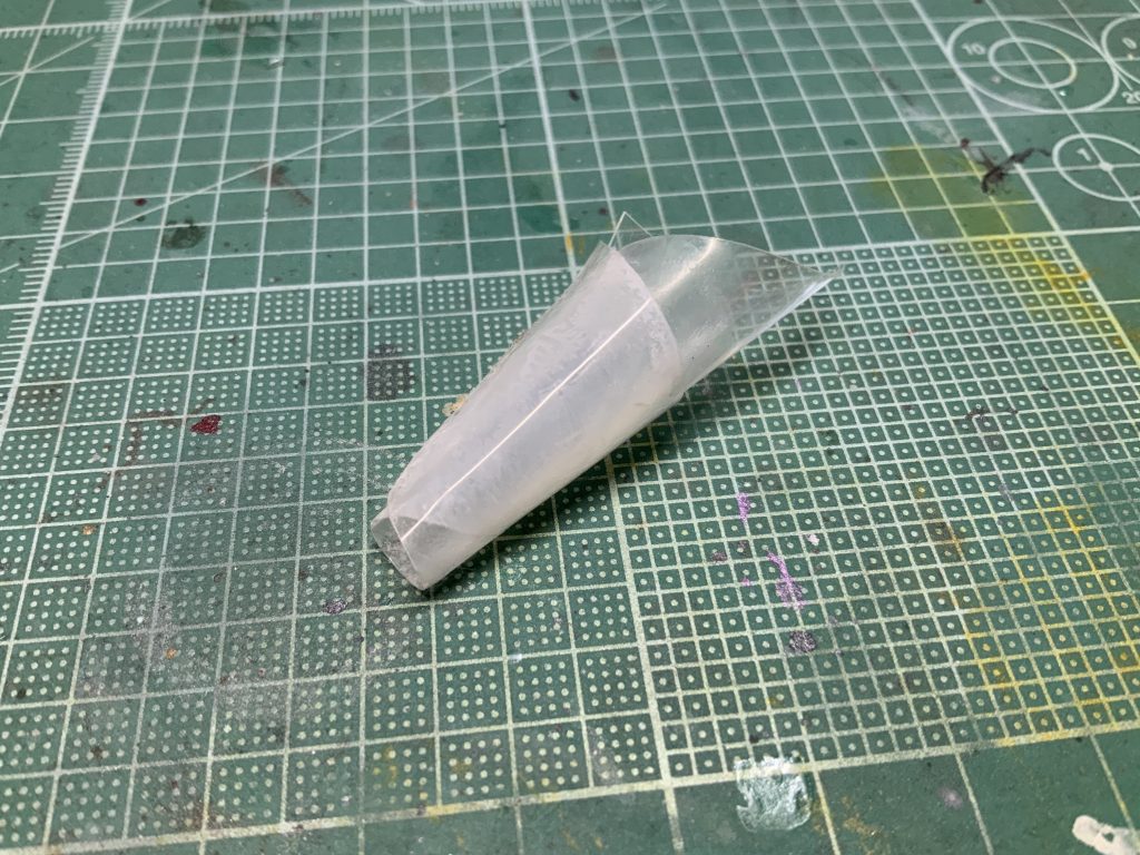 透明プラでこんなツールを作って瞬間接着剤で綿を貼ります